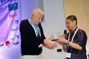 Ketua ARLI Beri Cinderamata Perahu Pinisi ke Hans Porse